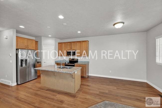 Building Photo - Beautiful Townhome in Bluffdale