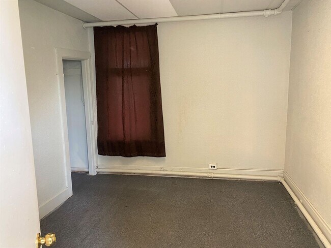 Building Photo - 920