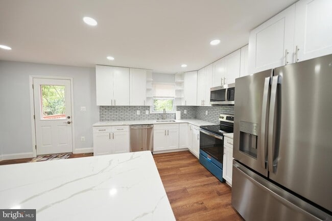 Building Photo - 9900 Kingsbridge Dr