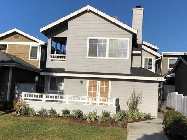 Building Photo - 709 Poinsettia Ave