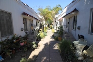 Foto del edificio - 4517 Willow Brook Ave