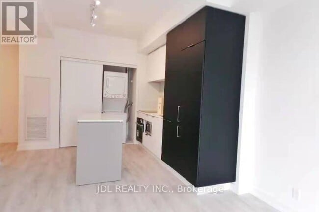 Photo du bâtiment - 33 Helendale Ave