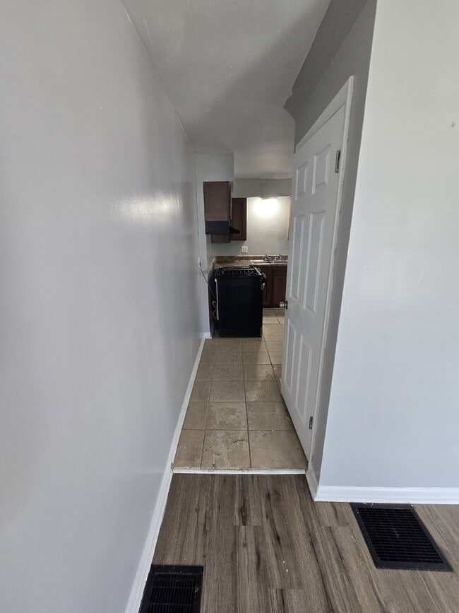 Building Photo - 452 S Napoleon Ave