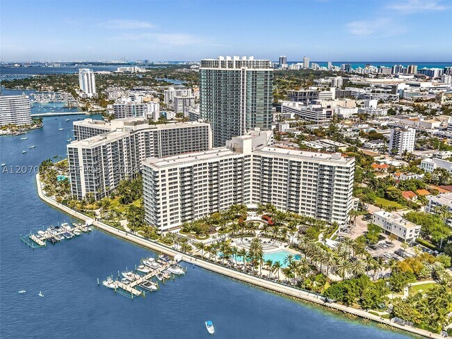 Foto del edificio - 1500 Bay Dr E