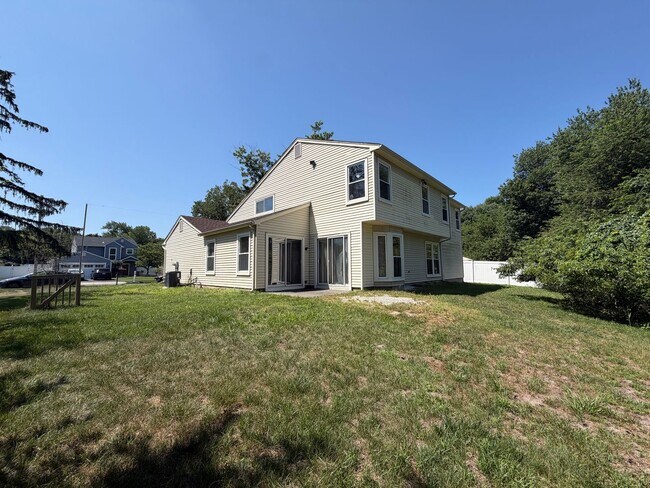 Foto del edificio - Spacious 4-Bedroom Colonial with 2-Car Garage in Howell