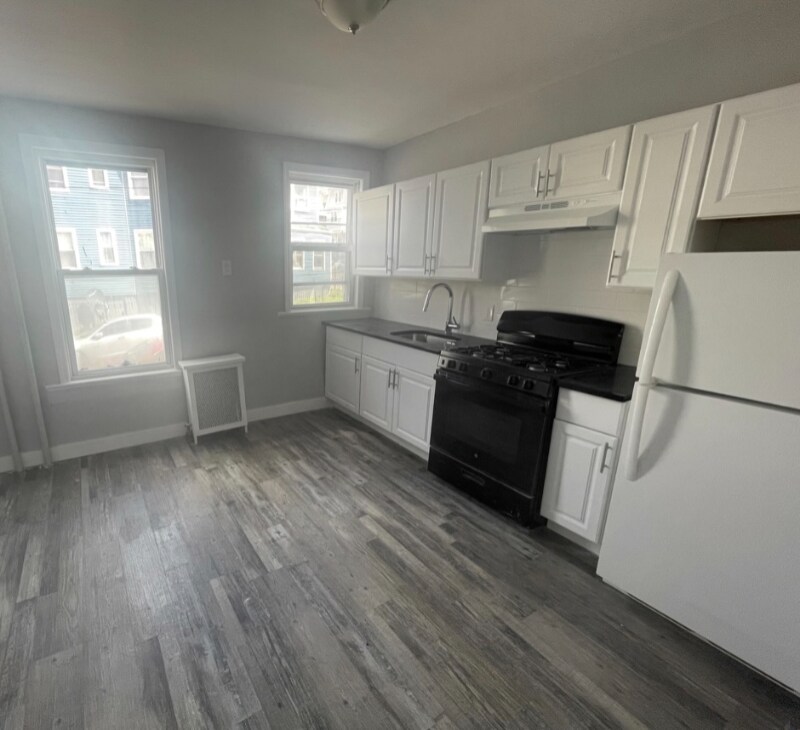Primary Photo - 1071 Grove St