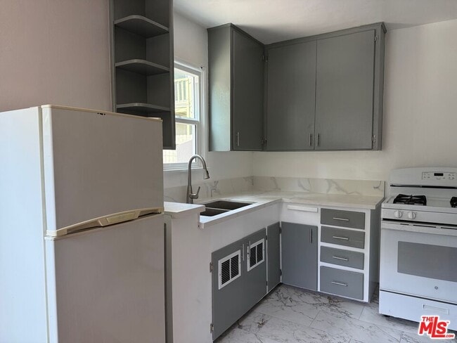 Foto del edificio - 1159 N Genesee Ave