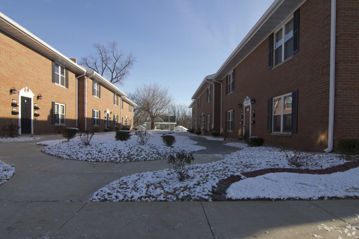 302 S Morrison Ave, Collinsville, IL 62234 Apartments in Collinsville