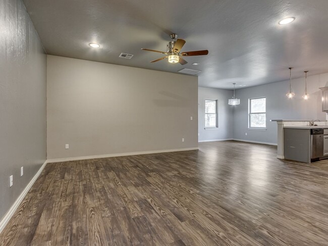 Building Photo - Newer Home + Putnam City Schools + 3 bedrooms