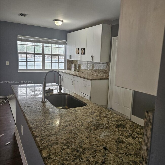 Foto del edificio - 16115 NW 42nd Ave
