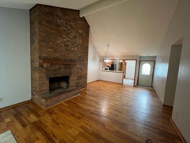 Building Photo - Spacious Duplex in Raymore!