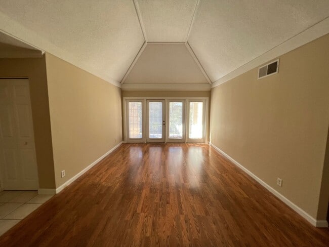 Building Photo - Beautiful 2 bedroom, 2 bathroom condo in T...