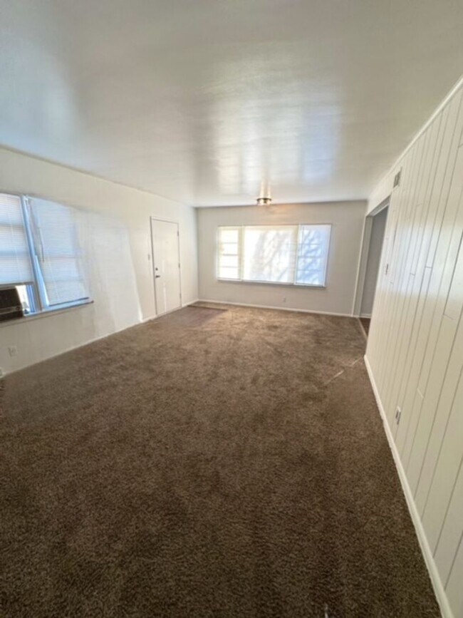Foto del edificio - 2 bdrm, 1 bath, 2-car garage - remodeled p...