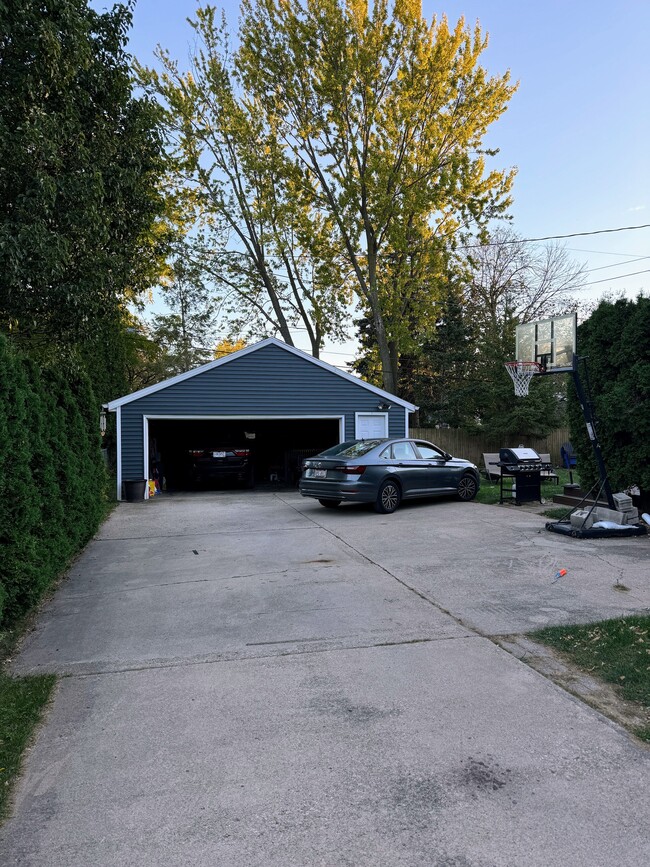 Building Photo - 207 Crescent Dr