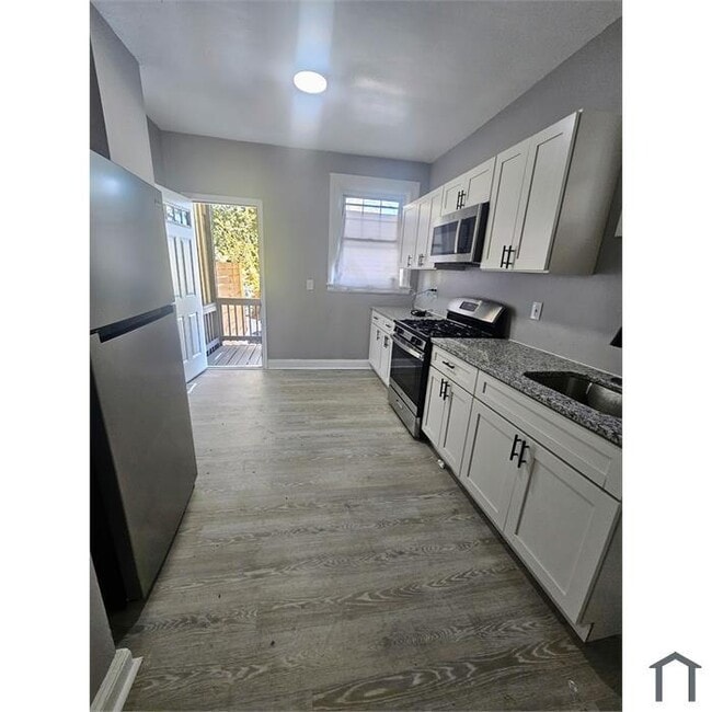 Building Photo - 3 Bedroom 2 Bathrooms