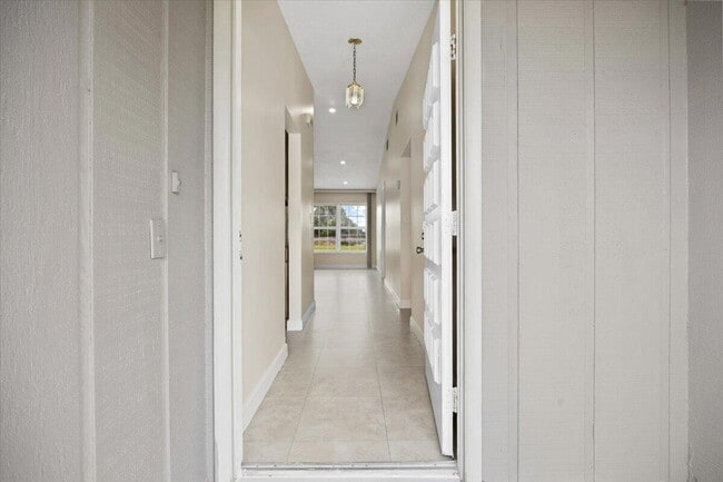 Building Photo - 5540 Lakewood Cir S