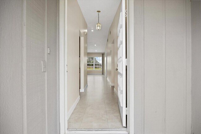 Foto del edificio - 5540 Lakewood Cir S
