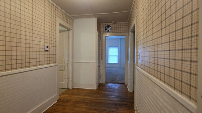 Foto del edificio - "Cozy & Convenient 2-Bedroom Duplex In Neenah – 800 Sq Ft of Comfortable Living!"