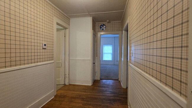 Building Photo - "Cozy & Convenient 2-Bedroom Duplex In Neenah – 800 Sq Ft of Comfortable Living!"