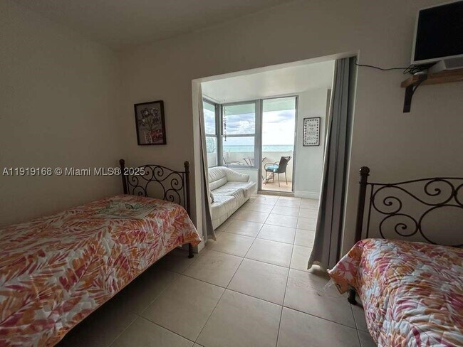 Foto del edificio - 2899 Collins Ave