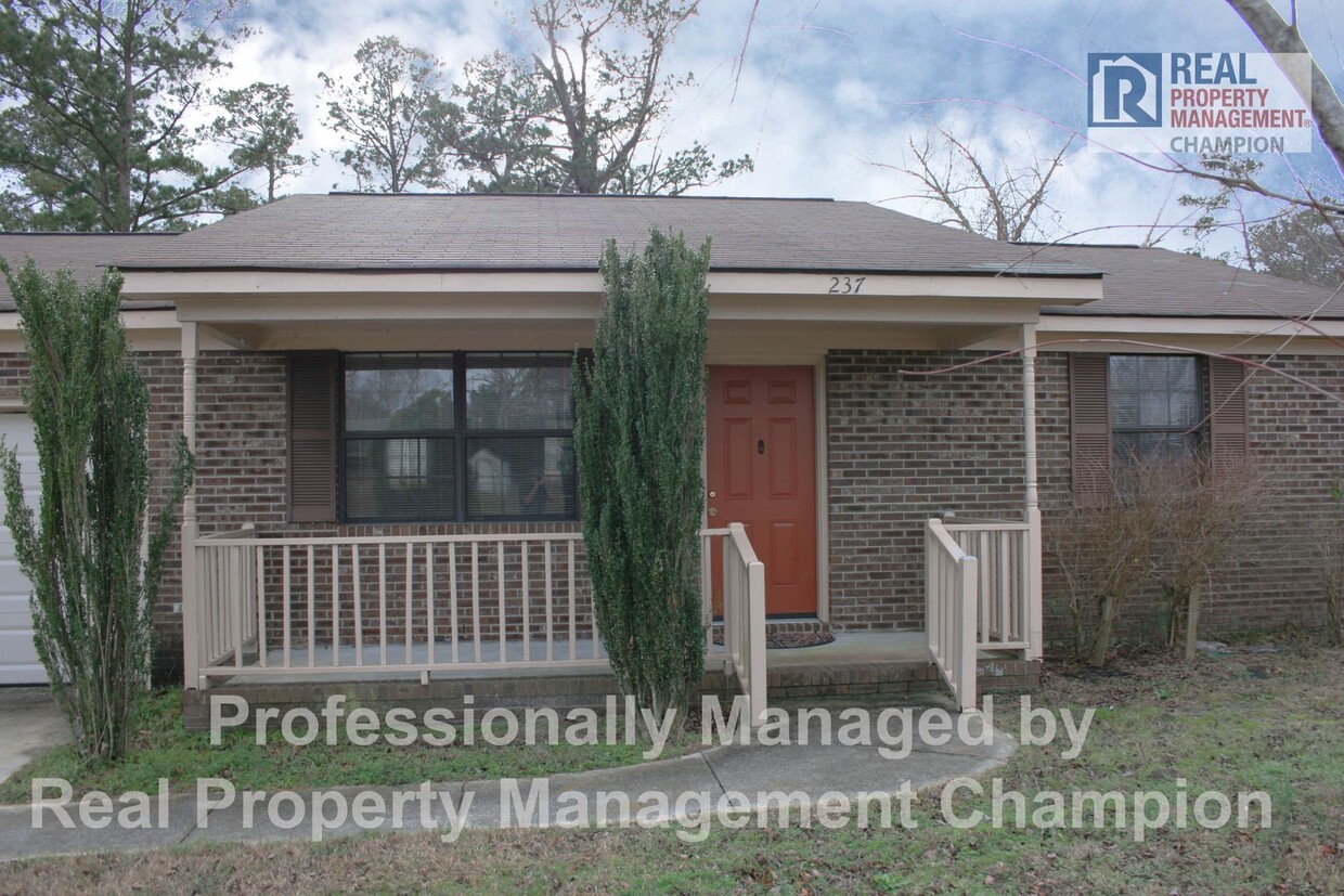 Foto principal - All Brick Ranch with Attached Garage on La...