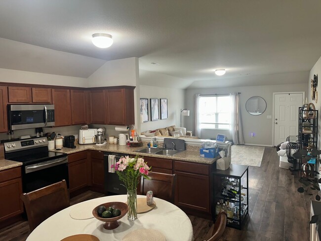 Foto del edificio - Available May 1st!  Three Bedroom, Two Bathroom Home in Legendary Subdivision near Shaw Elementary