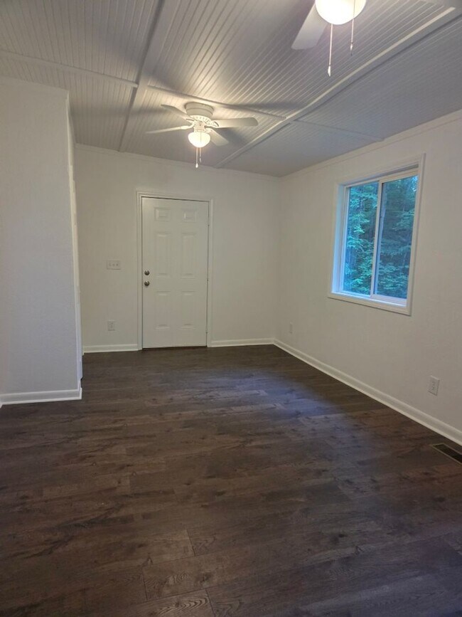 Building Photo - $1,700 - 2 Bedroom / 1 Bath Newly Remodeled Home in the Balsam Community