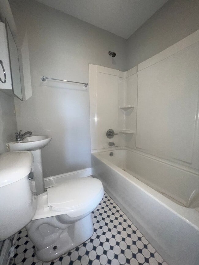 Building Photo - 1BD/1BA in Gated Complex