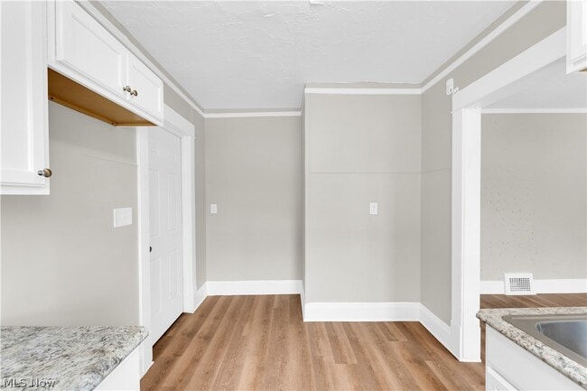 Foto del edificio - 9409 Denison Ave