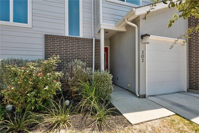 Building Photo - 3108 E 51st St