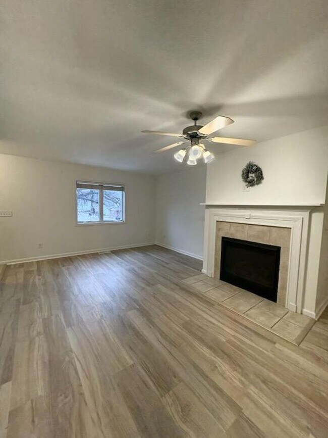 Foto del edificio - Updated Townhouse near Downtown Bloomington!