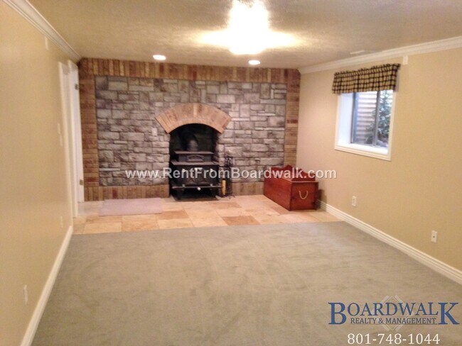 Building Photo - Great 5 Bed Now Available in Riverton