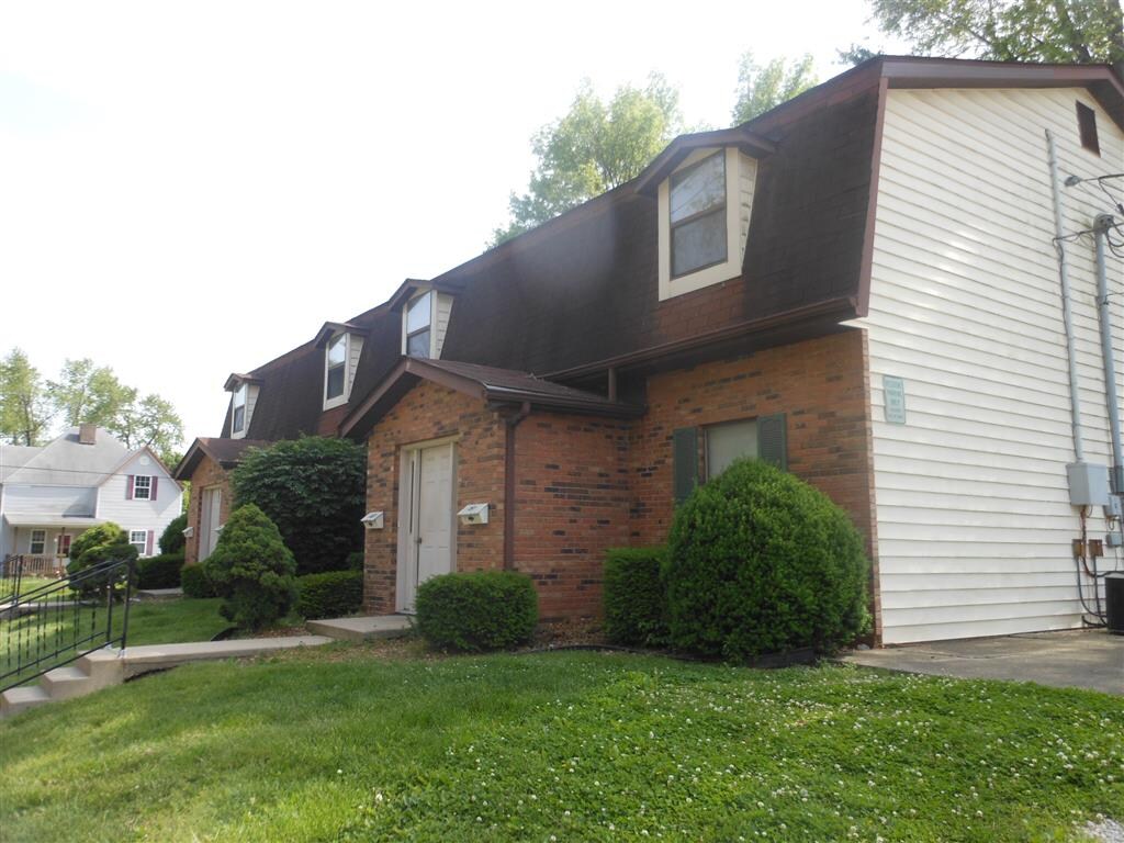 153 S Aurora St, Collinsville, IL 62234 Townhouse for Rent in Collinsville, IL
