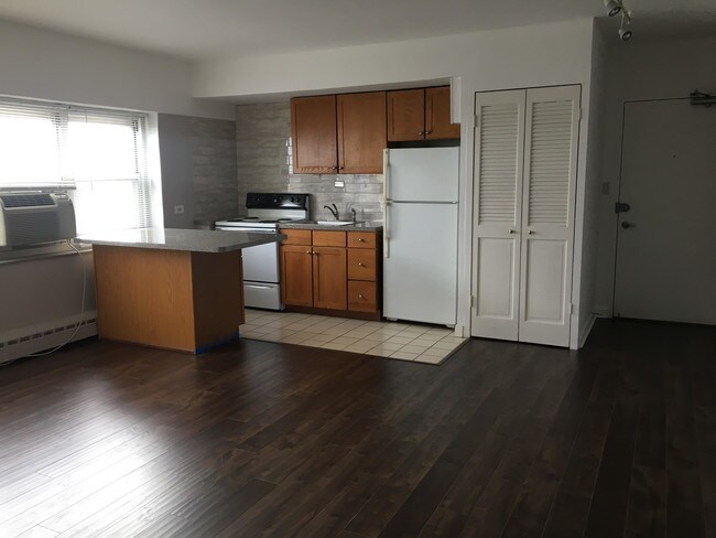 Building Photo - 4950 N Marine Dr