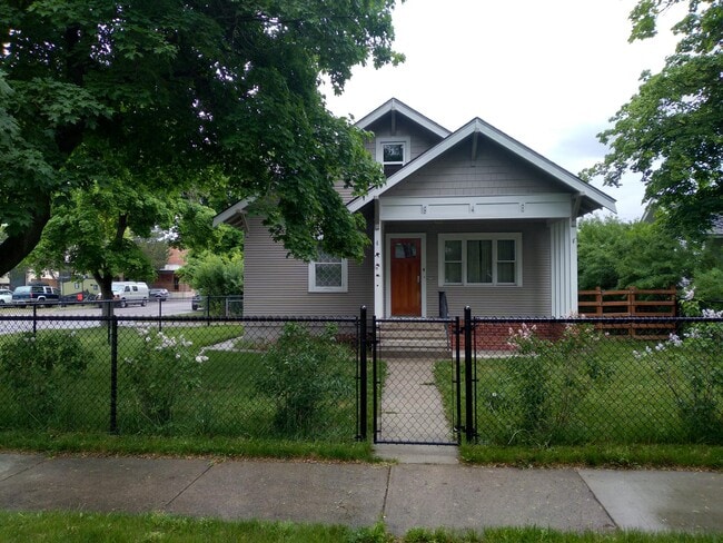 Building Photo - 946 S 5th St W