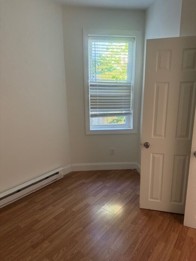 Foto del edificio - Affordably Priced Home - Elmwood Park