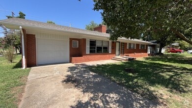 Building Photo - 2153 Huntleigh Dr