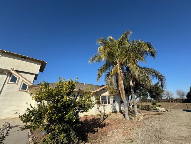 Building Photo - Country-style home with 3 bedrooms, Upstairs Den/Office, 2 baths offering a charming and peaceful...