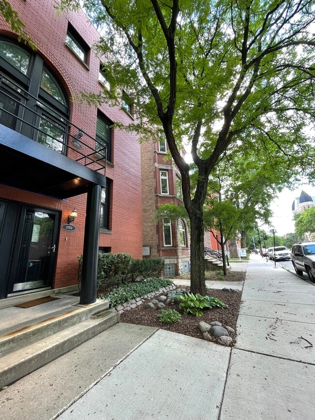 Building Photo - 1295 W Flournoy St