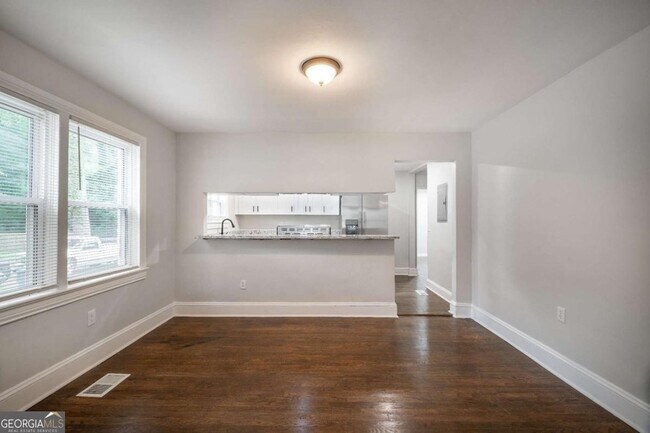 Foto del edificio - 2137 Delowe Dr