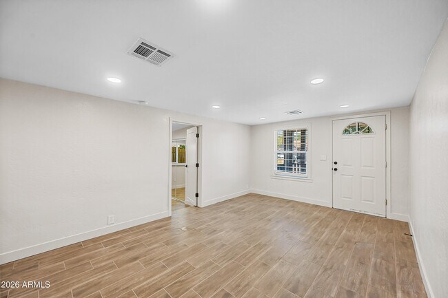 Foto del edificio - 750 W 1st Pl