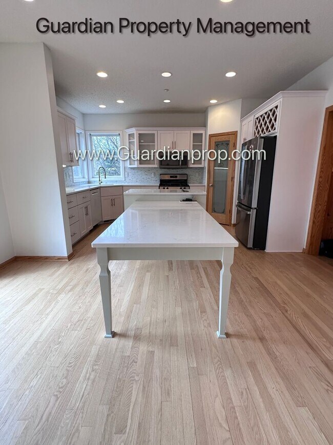 Foto del edificio - Minnetonka Home, 3 Car Garage, Large Primary, Updated Kitchen, Patio