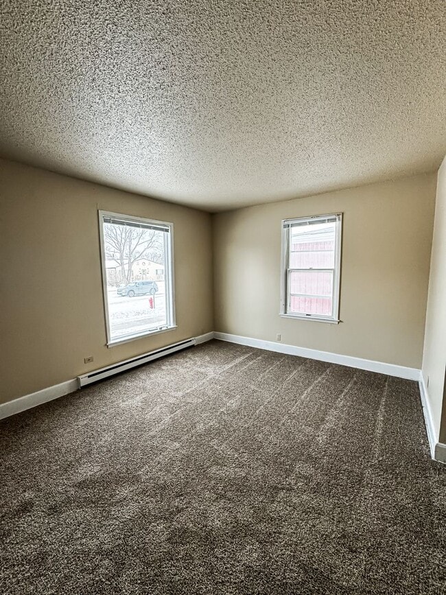 Foto del edificio - 5 Bed 2 Bath Single Family Home!