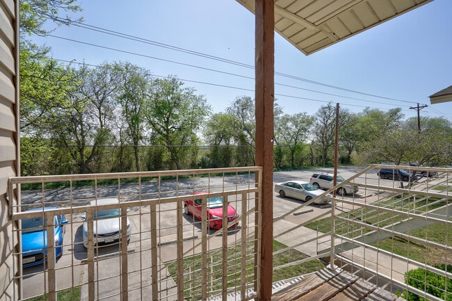 Building Photo - 712 Martindale Rd