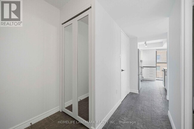 Photo du bâtiment - 65 Scadding Ave