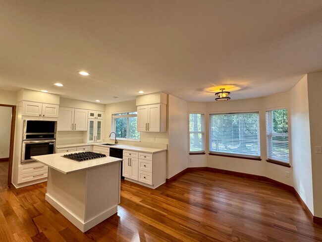 Building Photo - Make this your new home in time for the Ho...