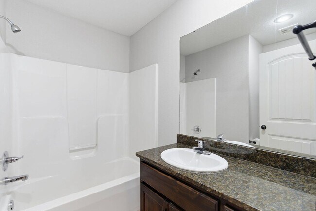 Foto del edificio - 4 Bed 2 Bath 3 car Garage in Republic MO