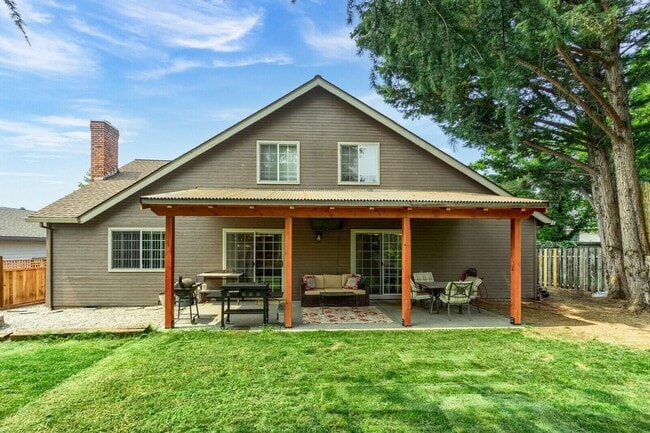 Building Photo - Large East Medford home for Lease!