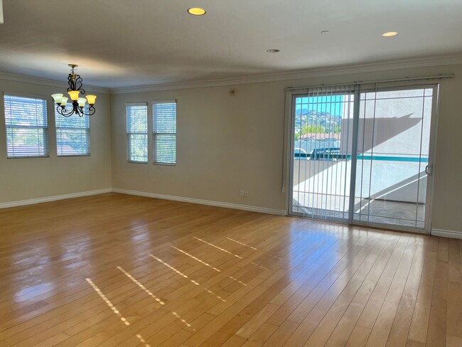 Building Photo - 3BD/2.5BA CONDO