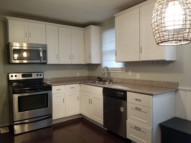 Building Photo - City Living w Chalet feel